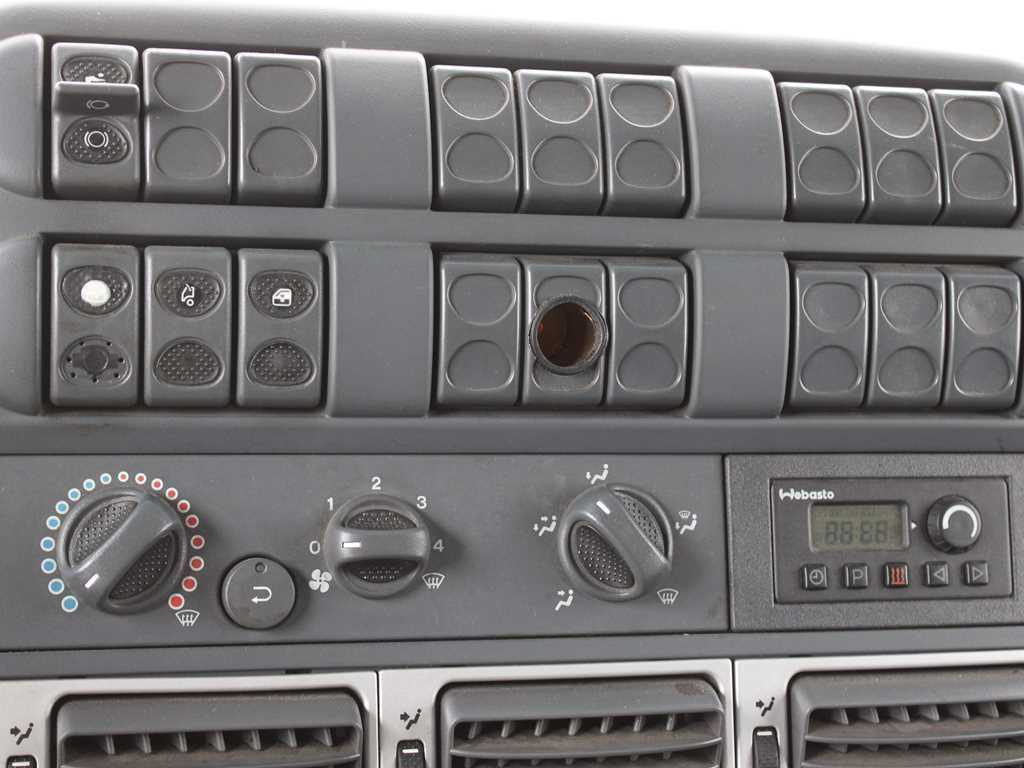 Plachtová dodávka Iveco EUROCARGO 75E18, EURO 4 , PNEU 80%