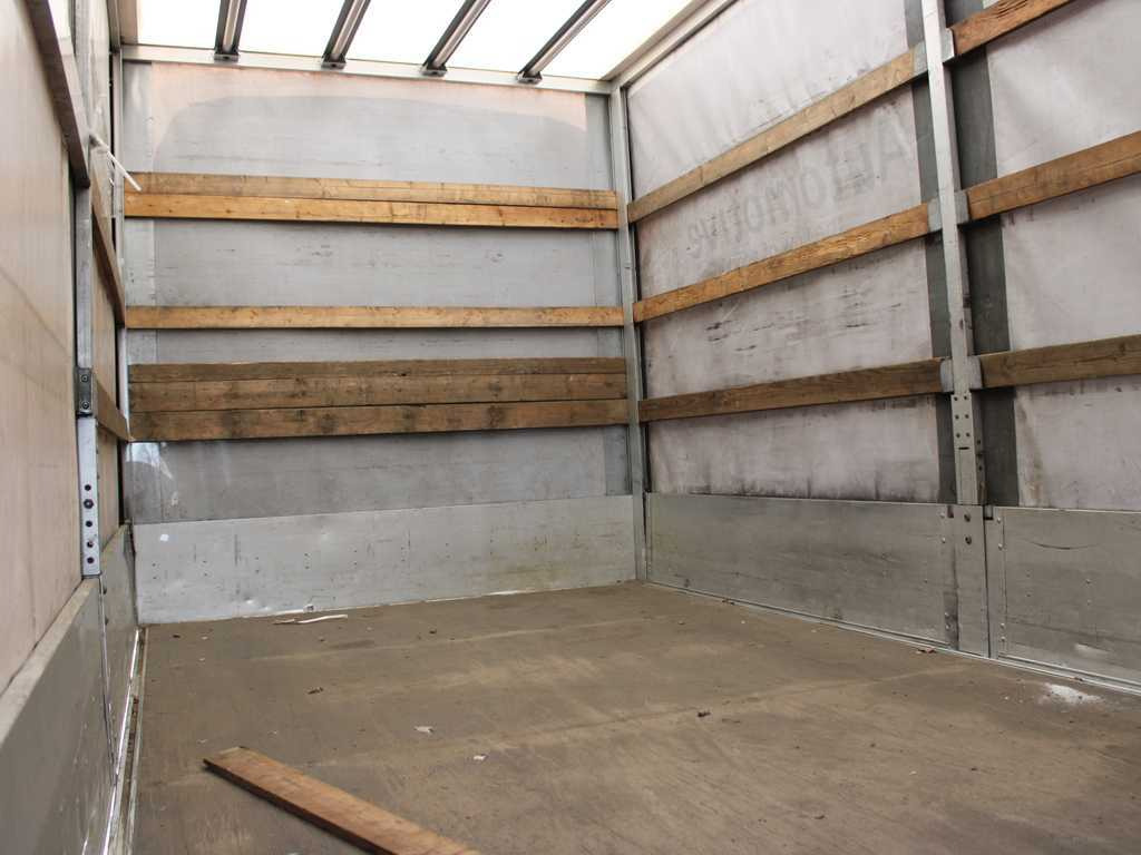 Plachtová dodávka Peugeot Boxer, EURO 6, SIDE PANEL, TIRES 80%