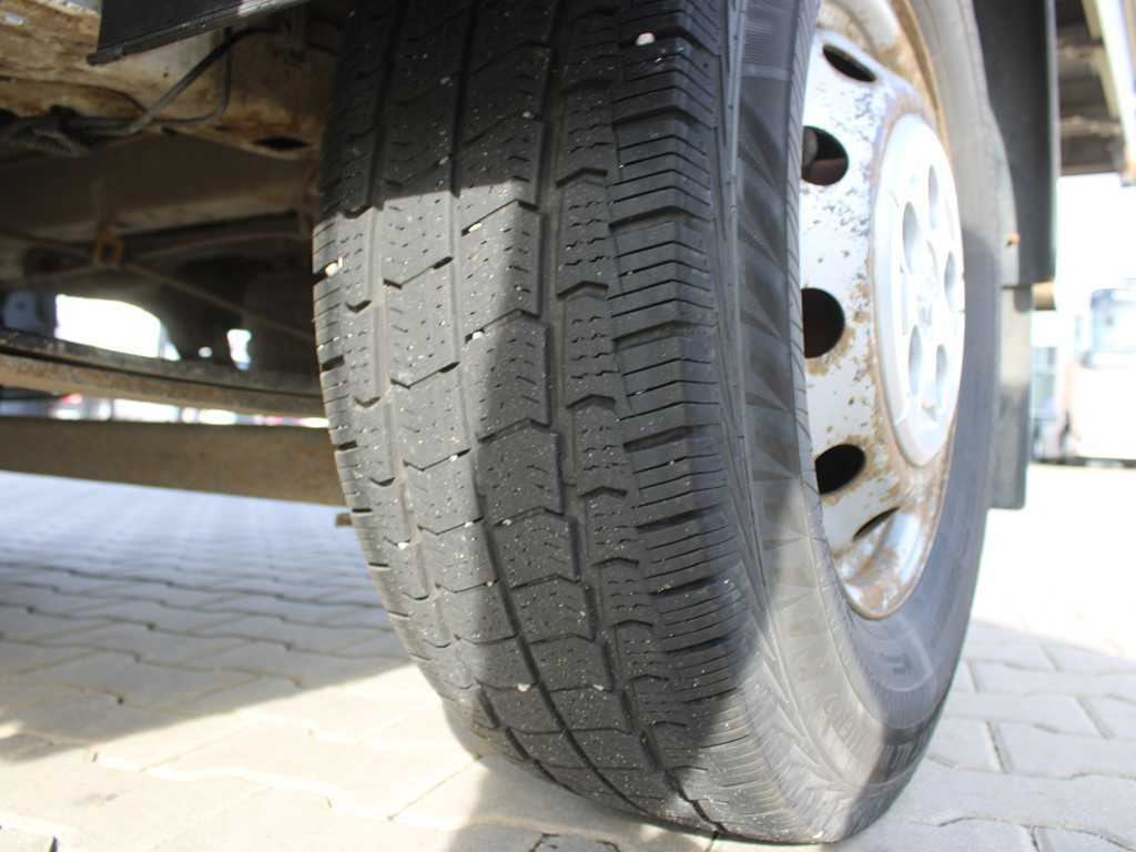 Plachtová dodávka Peugeot Boxer, EURO 6, SIDE PANEL, TIRES 80%