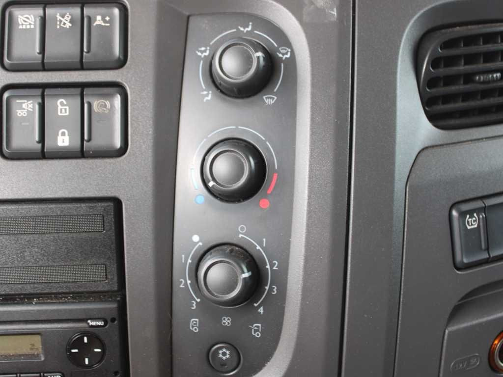 Plachtové nákladné vozidlo DAF LF 290 FA , EURO 6, SLEEPING CABIN