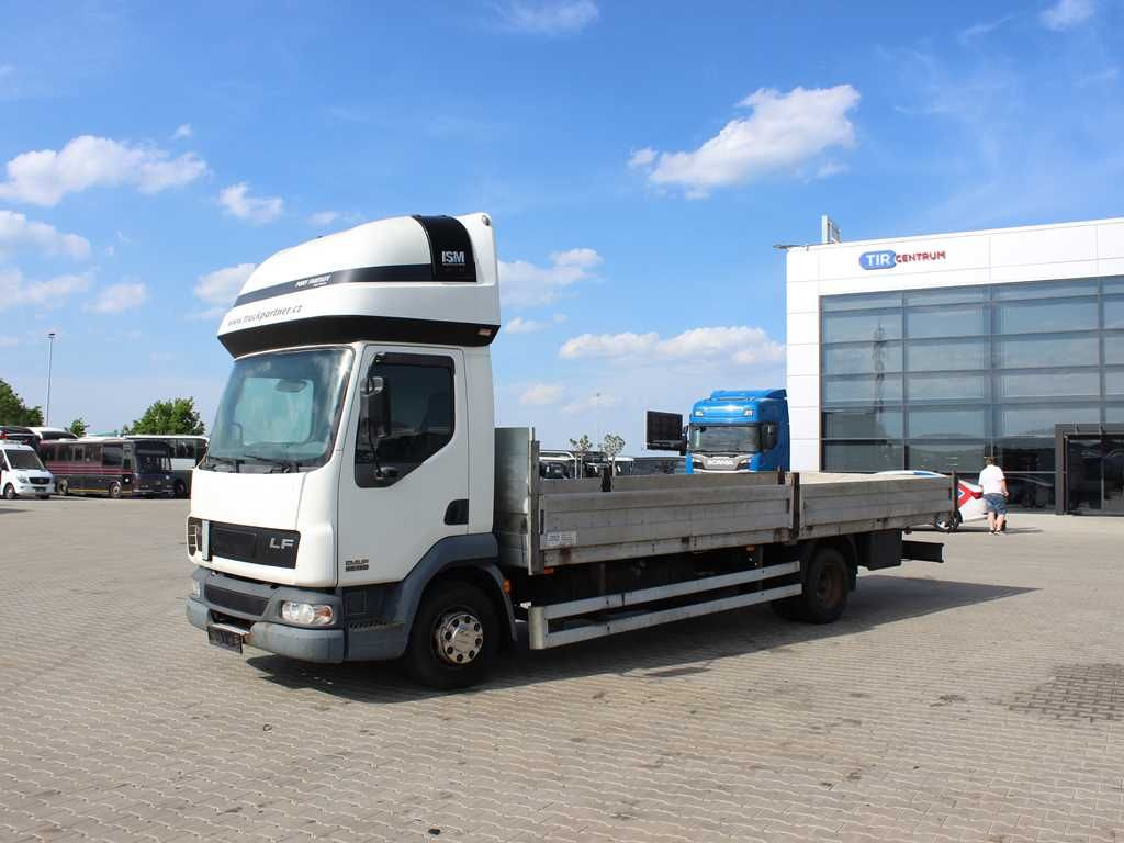 Plachtové nákladné vozidlo DAF LF 45.180, SLEEPING CABIN, EURO 3, PNEU 80%