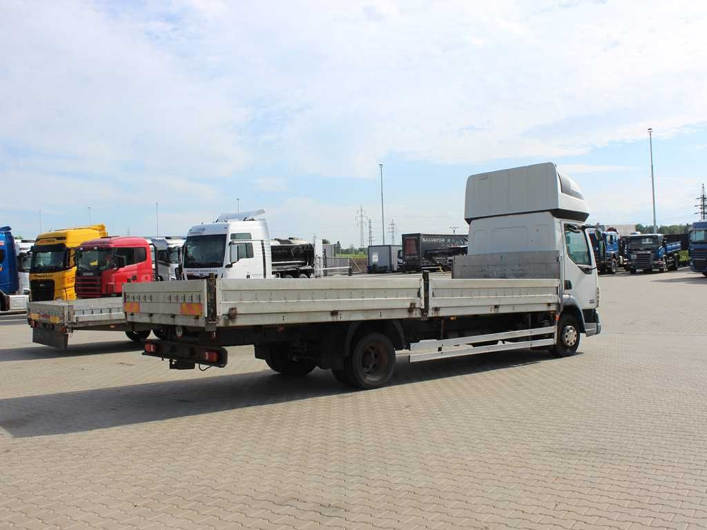Plachtové nákladné vozidlo DAF LF 45.180, SLEEPING CABIN, EURO 3, PNEU 80%