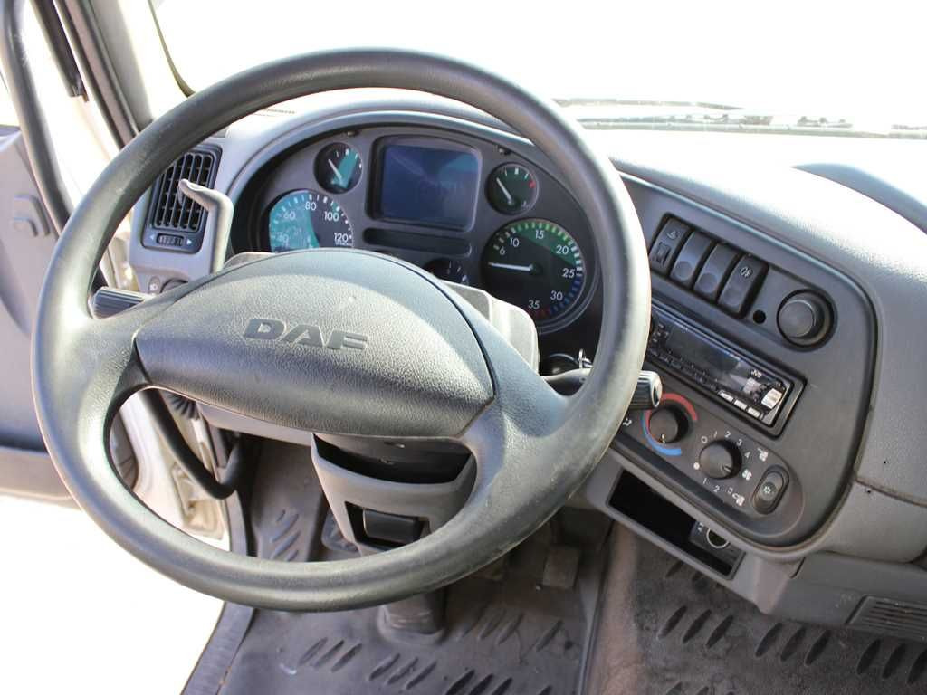 Plachtové nákladné vozidlo DAF LF 45.180, SLEEPING CABIN, EURO 3, PNEU 80%