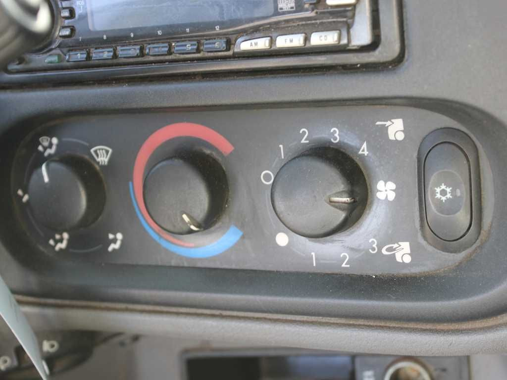 Plachtové nákladné vozidlo DAF LF 45.180, SLEEPING CABIN, EURO 3, PNEU 80%