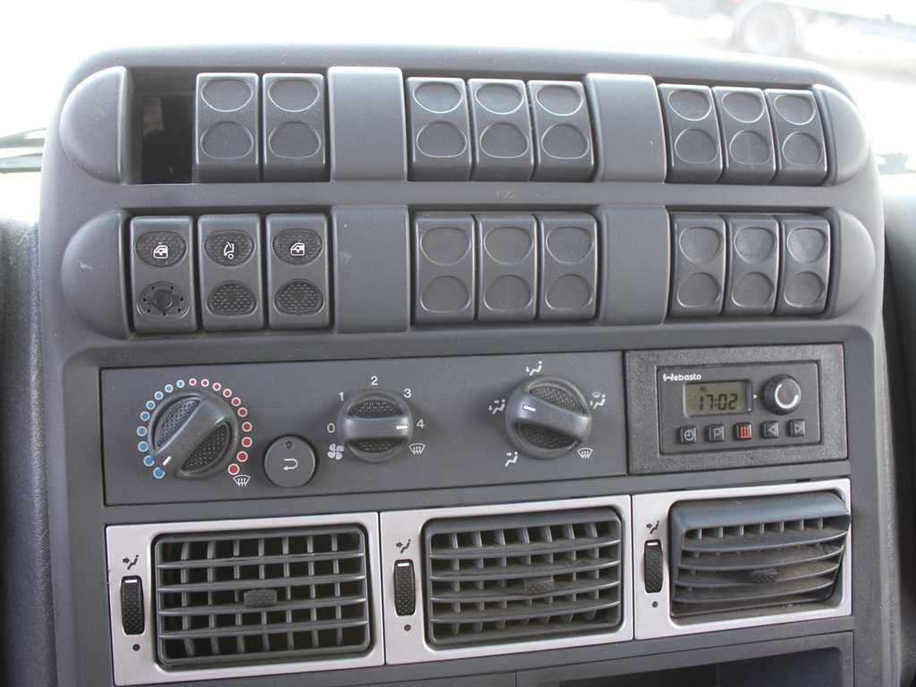 Plachtové nákladné vozidlo Iveco EUROCARGO 120E22