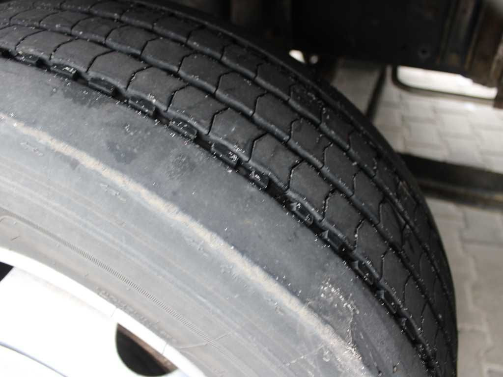 Plachtové nákladné vozidlo MAN LE 12.220, EURO 6, TAIL LIFT, PNEU 80%