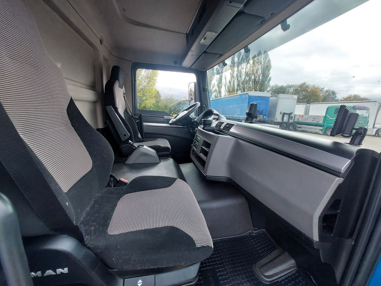 Plachtové nákladné vozidlo MAN TGL 12.250 BL 4x2