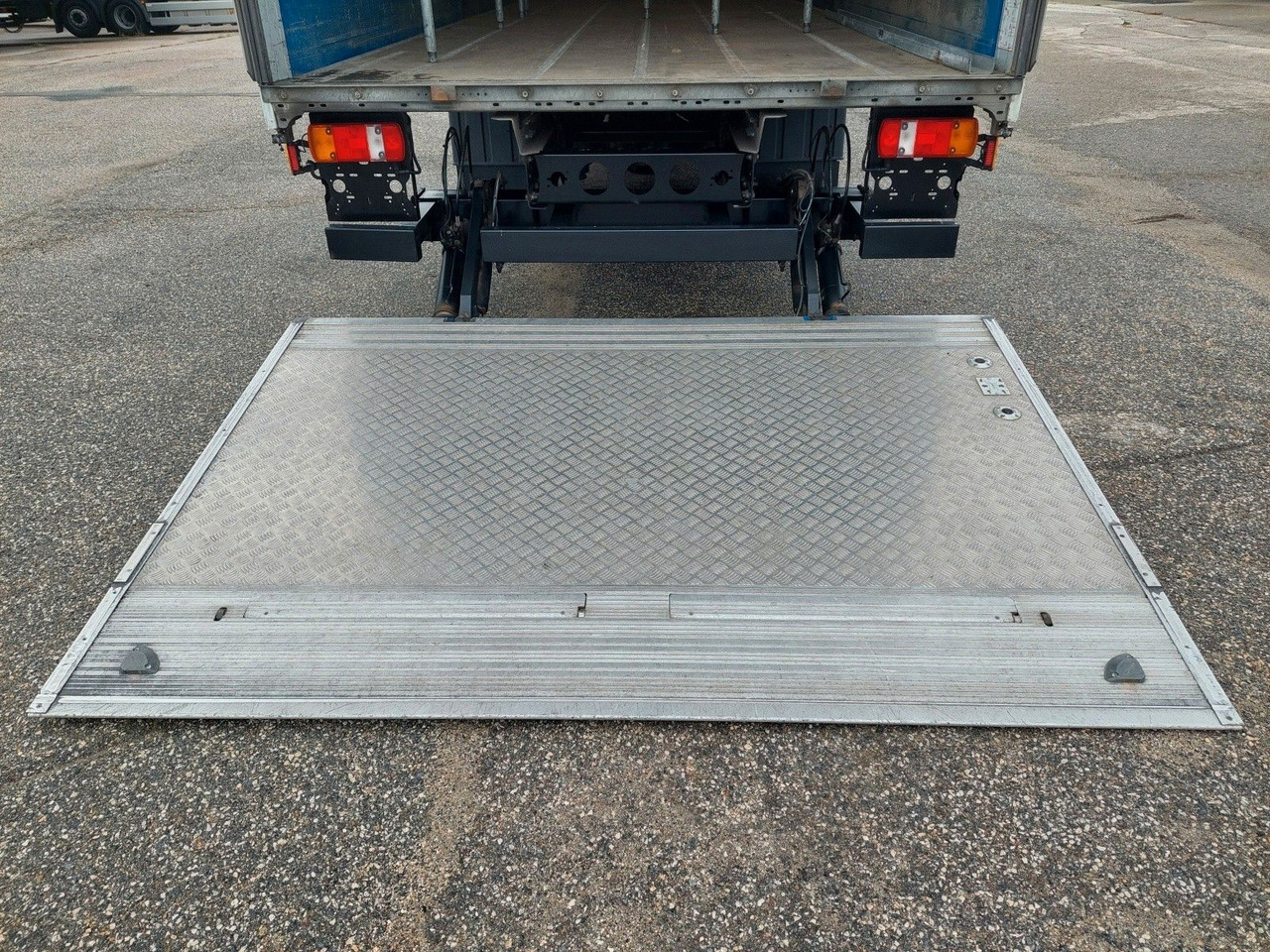 Plachtové nákladné vozidlo MAN TGL 12.250 BL 4x2