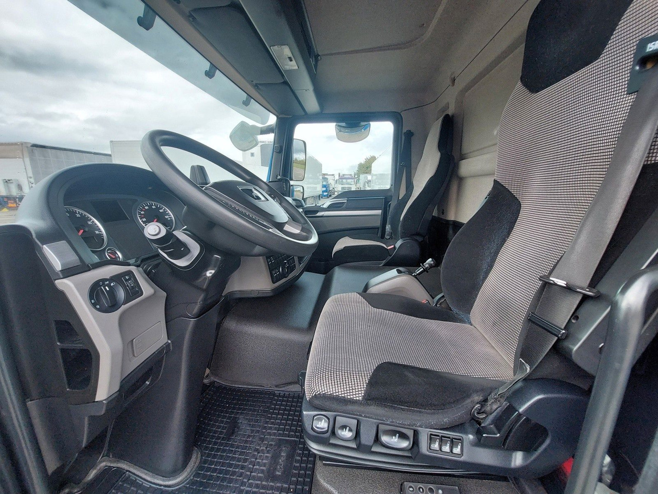 Plachtové nákladné vozidlo MAN TGL 12.250 BL 4x2