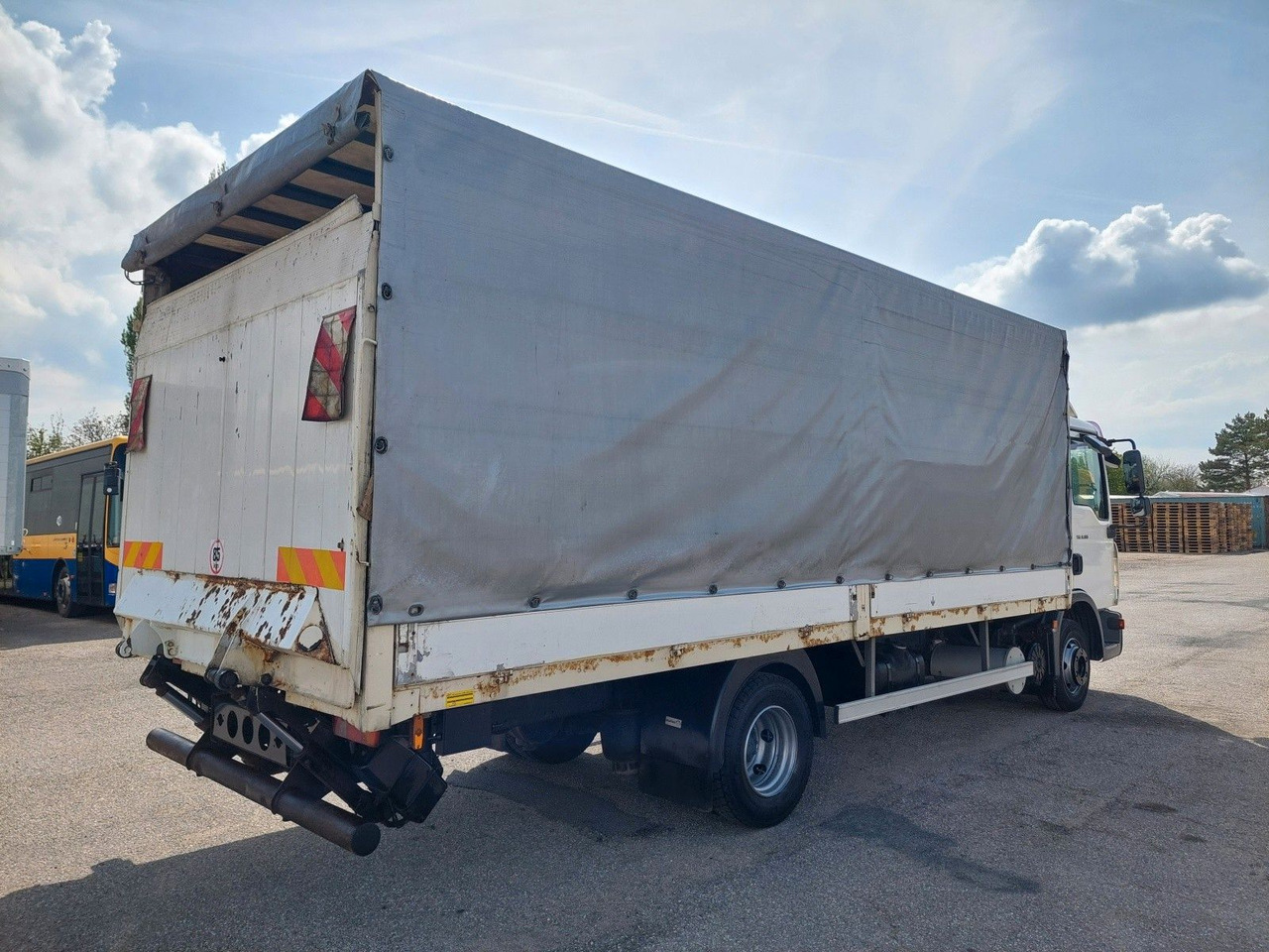 Plachtové nákladné vozidlo MAN TGL 8.180 4X2 BL