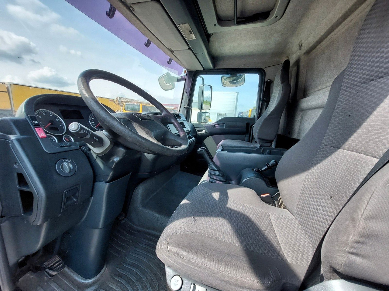 Plachtové nákladné vozidlo MAN TGL 8.180 4X2 BL