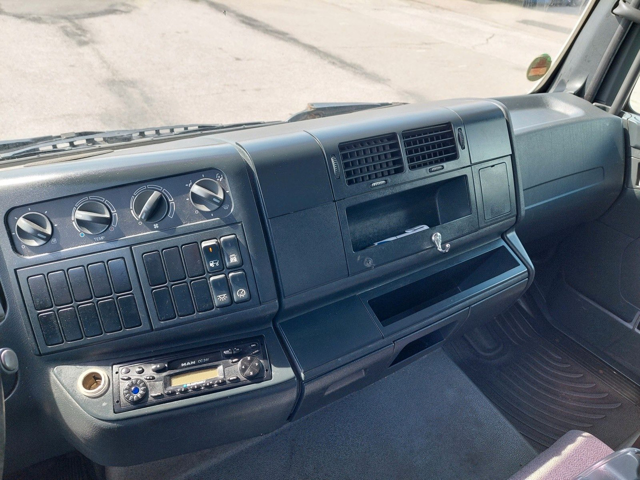 Plachtové nákladné vozidlo MAN TGL 8.180 4X2 BL