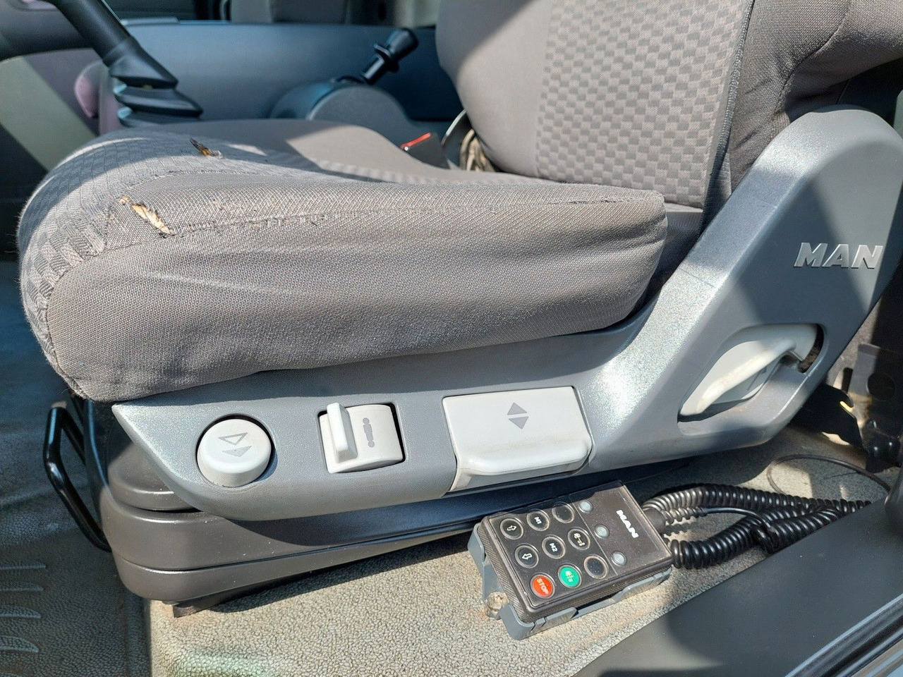 Plachtové nákladné vozidlo MAN TGL 8.180 4X2 BL