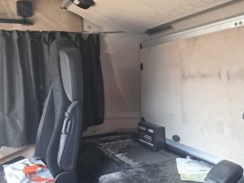 Plachtové nákladné vozidlo Mercedes-Benz Actros 2542, 6X2