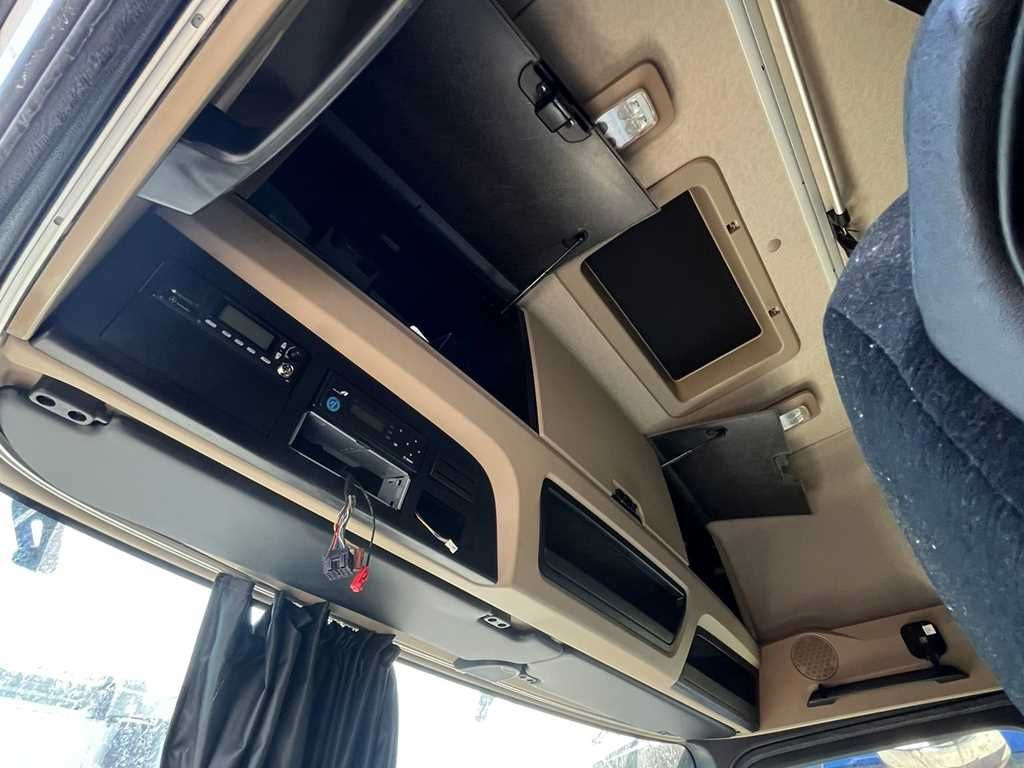 Plachtové nákladné vozidlo Mercedes-Benz Actros 2542, 6X2
