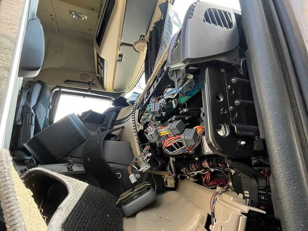 Plachtové nákladné vozidlo Mercedes-Benz Actros 2542, 6X2