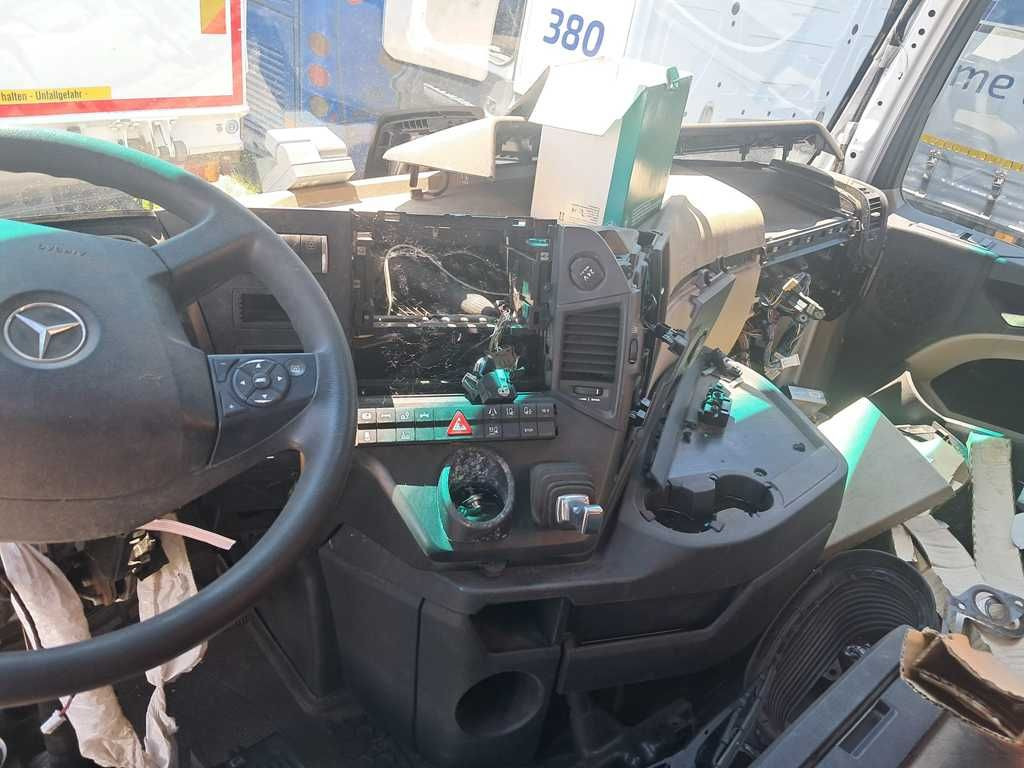 Plachtové nákladné vozidlo Mercedes-Benz Actros 2542, 6X2