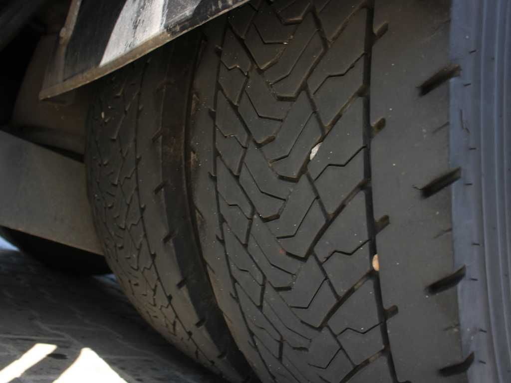 Plachtové nákladné vozidlo Mercedes-Benz Actros 2542, 6X2, EURO 6 + PANAV TV018H