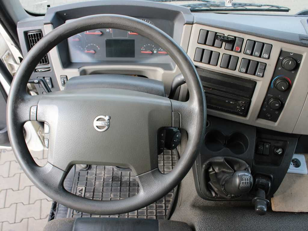 Plachtové nákladné vozidlo Volvo FL 240, SLEEPING CABIN, EURO 6, VEB+