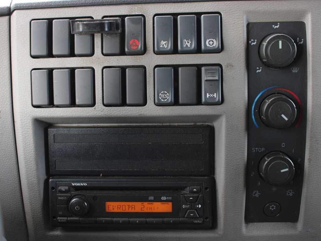 Plachtové nákladné vozidlo Volvo FL 240, SLEEPING CABIN, EURO 6, VEB+