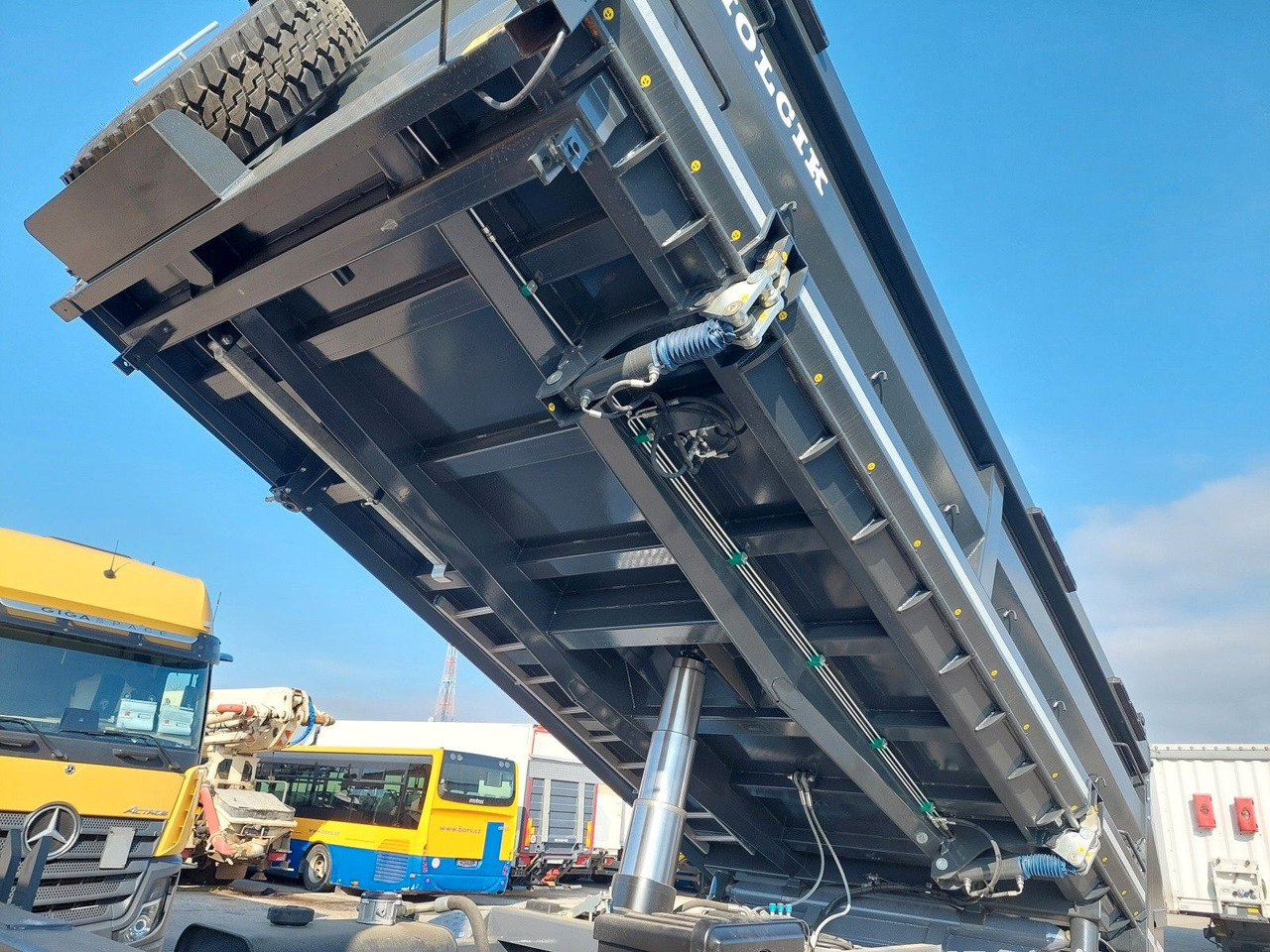 Sklápač Iveco AS360X53Z Stralis X-WAY 8x4 Bordmatik