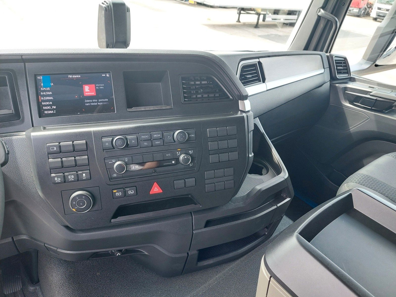 Sklápač MAN TGS 41.520 8X6 BB CH