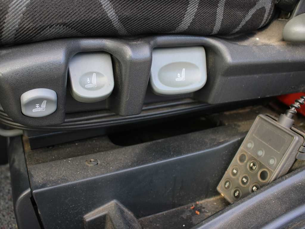 Skříňový nákladní auto Iveco EUROCARGO 120E22, EURO 5, TAIL LIFT, PNEU 80%