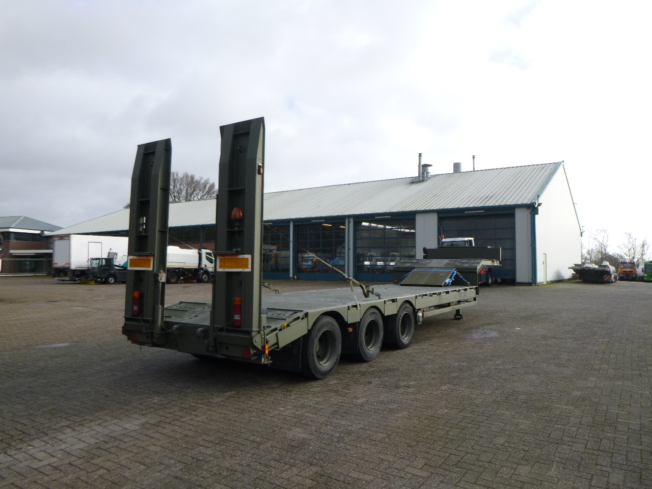 Náves podvalník Broshuis 3-axle semi-lowbed trailer E-2130 / 73 t + ramps: obrázok 3