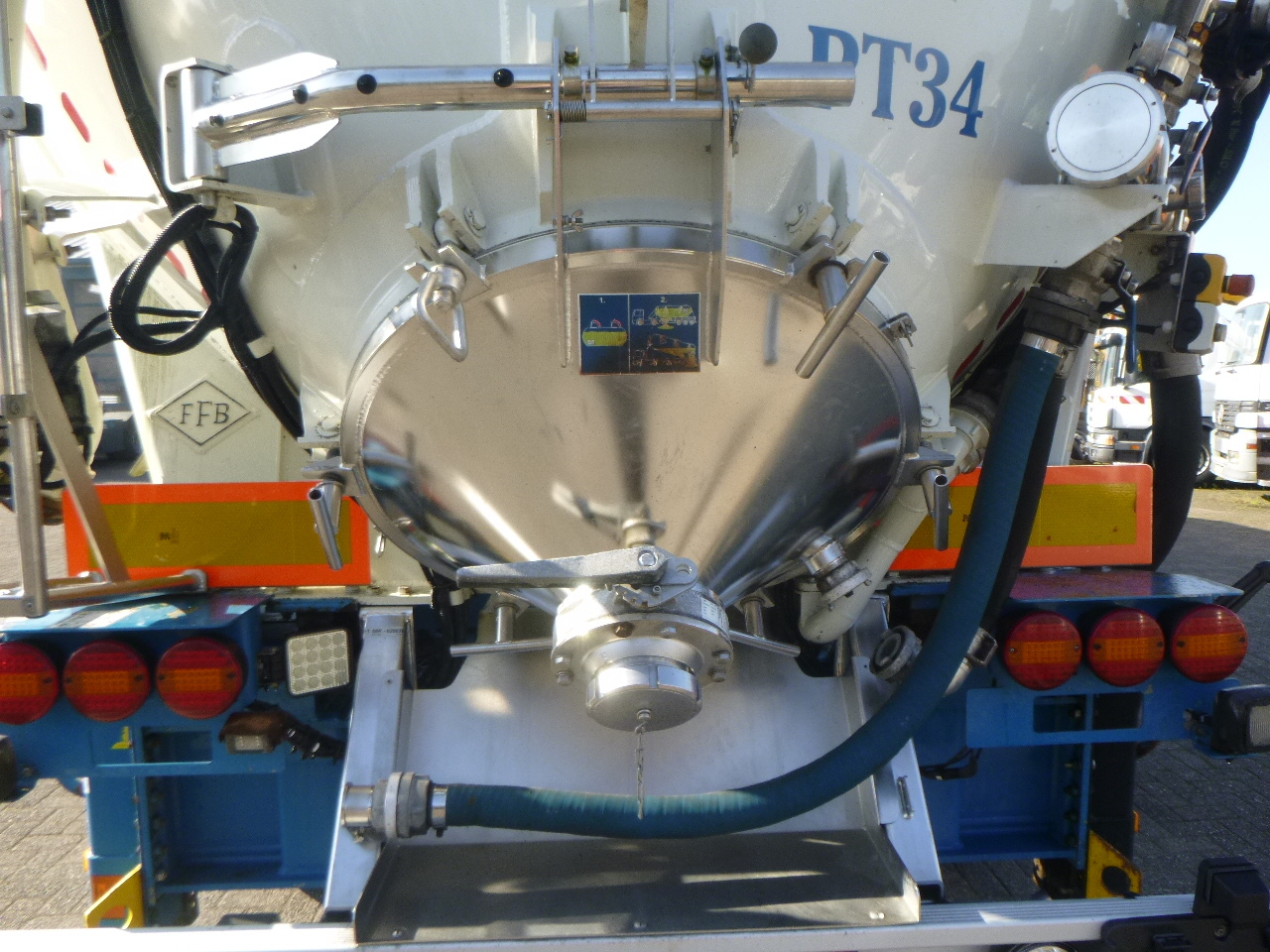 Cisternový náves na prepravu múky Feldbinder Powder tank alu 60 m3 / Compressor diesel engine.: obrázok 11