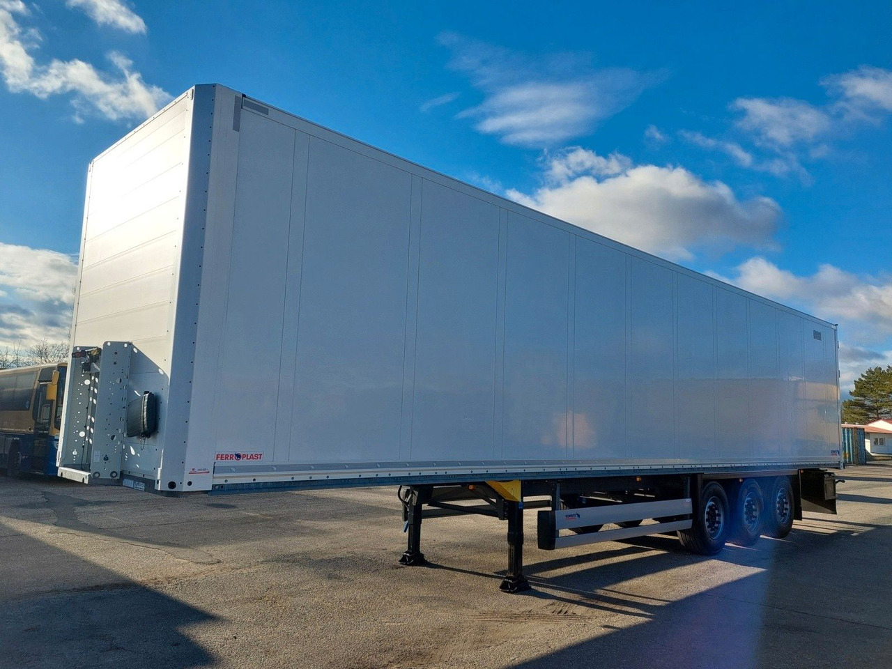 Náves skriňové Schmitz Cargobull SKO 24 Doppelstock