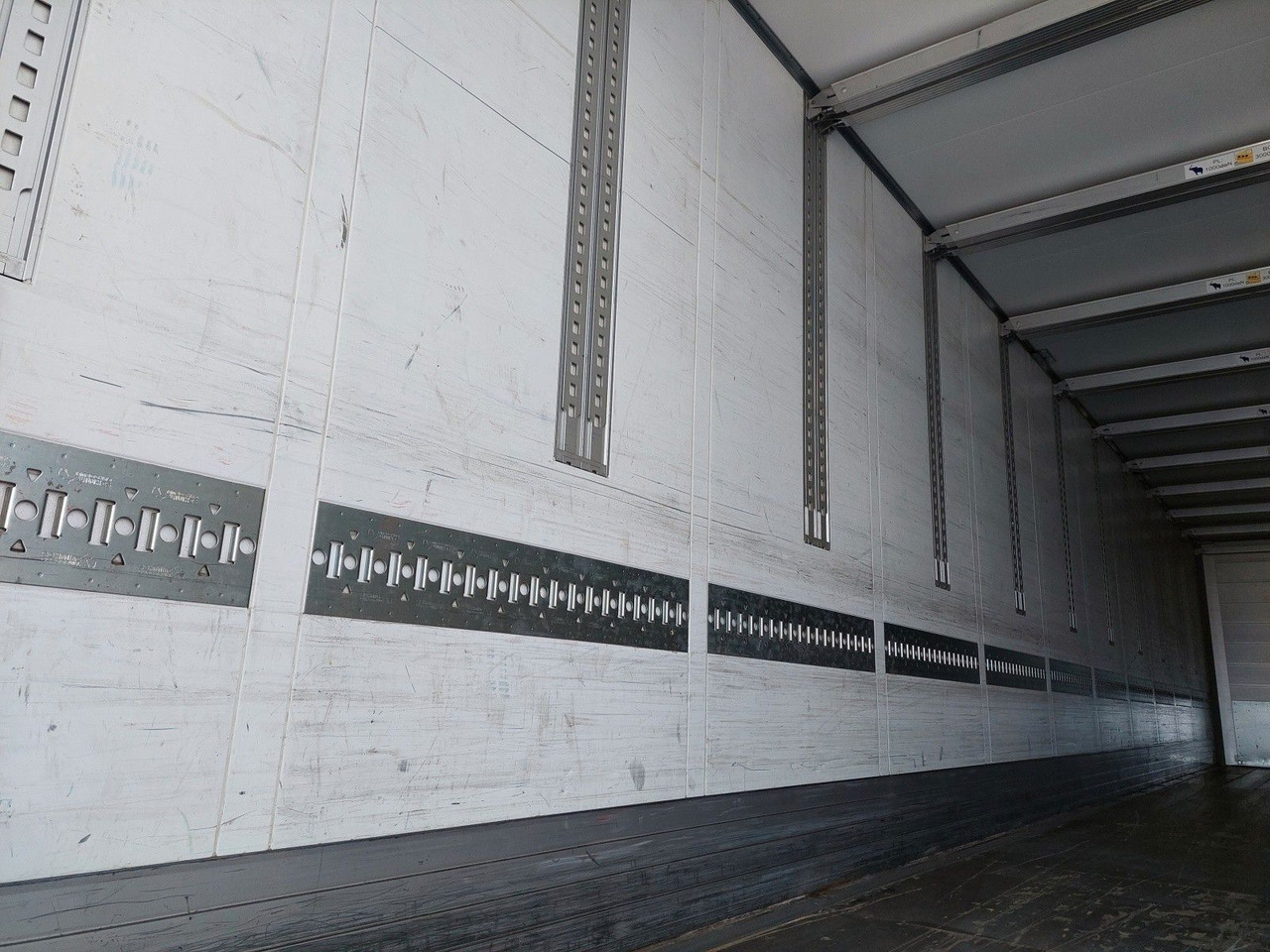 Náves skriňové Schmitz Cargobull SKO 24 Doppelstock