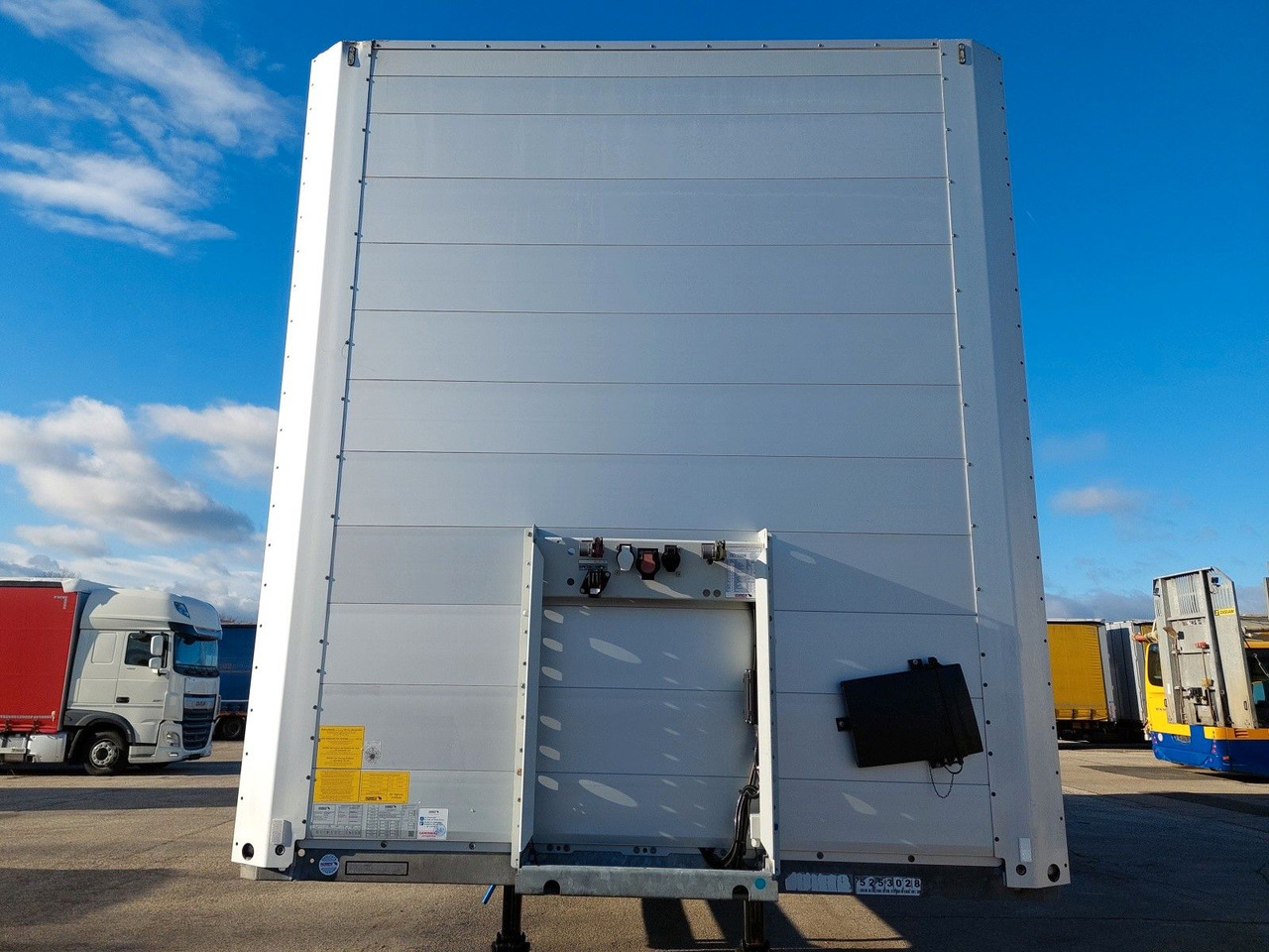 Náves skriňové Schmitz Cargobull SKO 24 Doppelstock