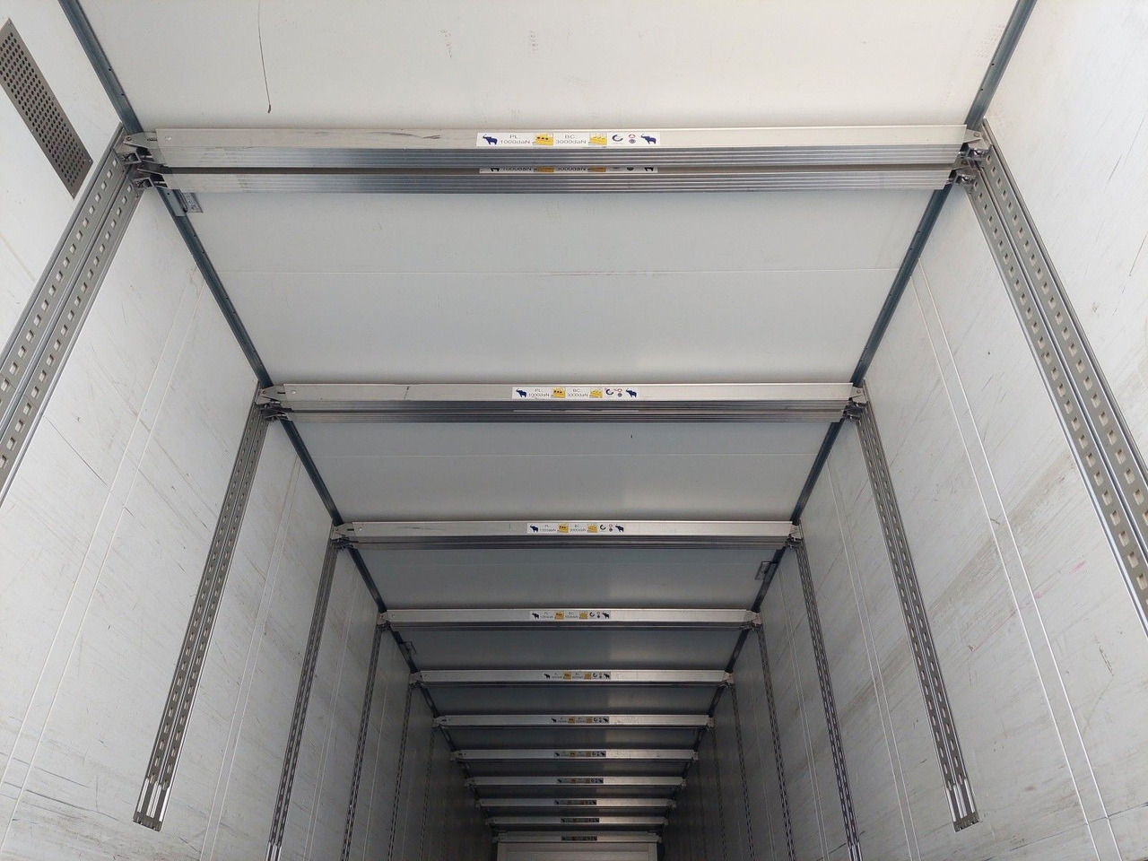 Náves skriňové Schmitz Cargobull SKO 24 Doppelstock