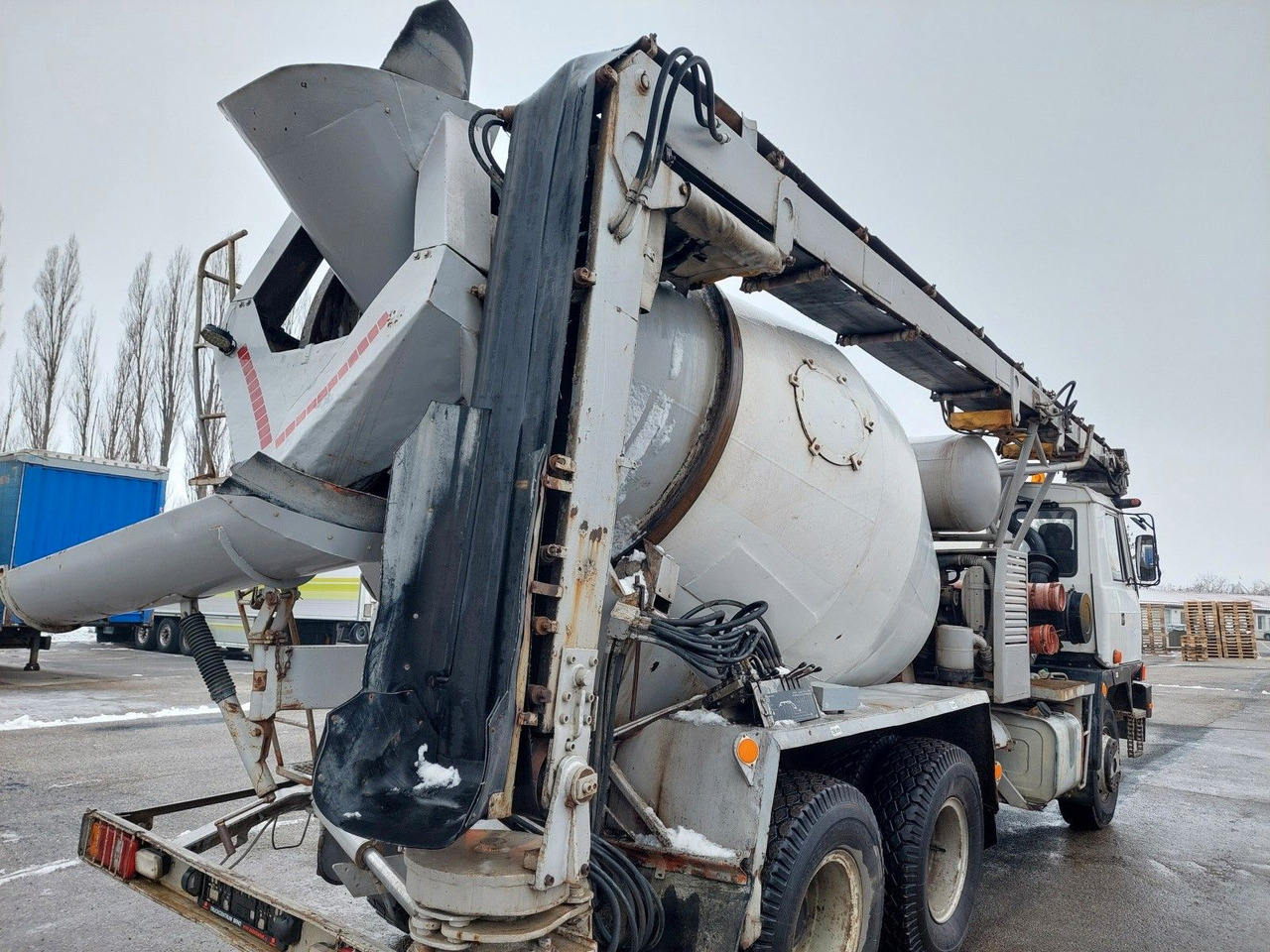 Domiešavač Tatra T815 6x6 mit Fördererband PD-01