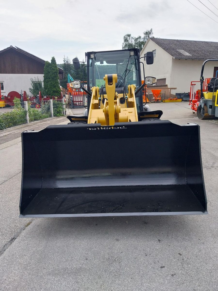 Kolesový nakladač CAT 906H