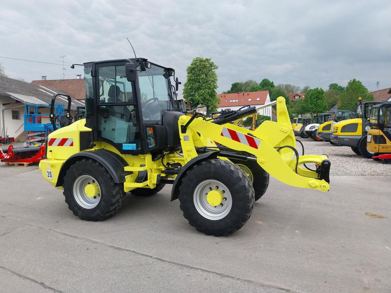 Kolesový nakladač CAT 908H2 907 906