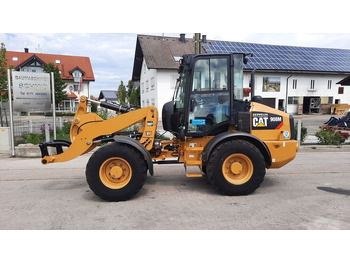Kolesový nakladač CAT 908M 