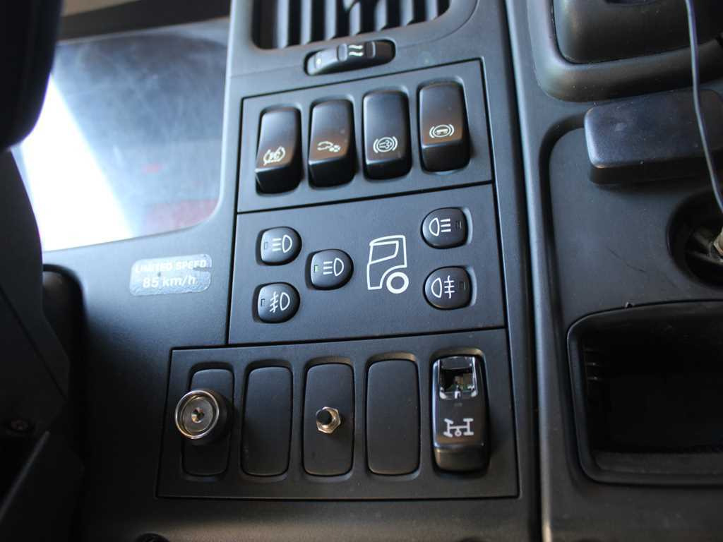 Ťahač Scania R420, 6x4, EURO 3, HYDRAULIC ARM LOGLIFT F135ZT94A, LIGHTS