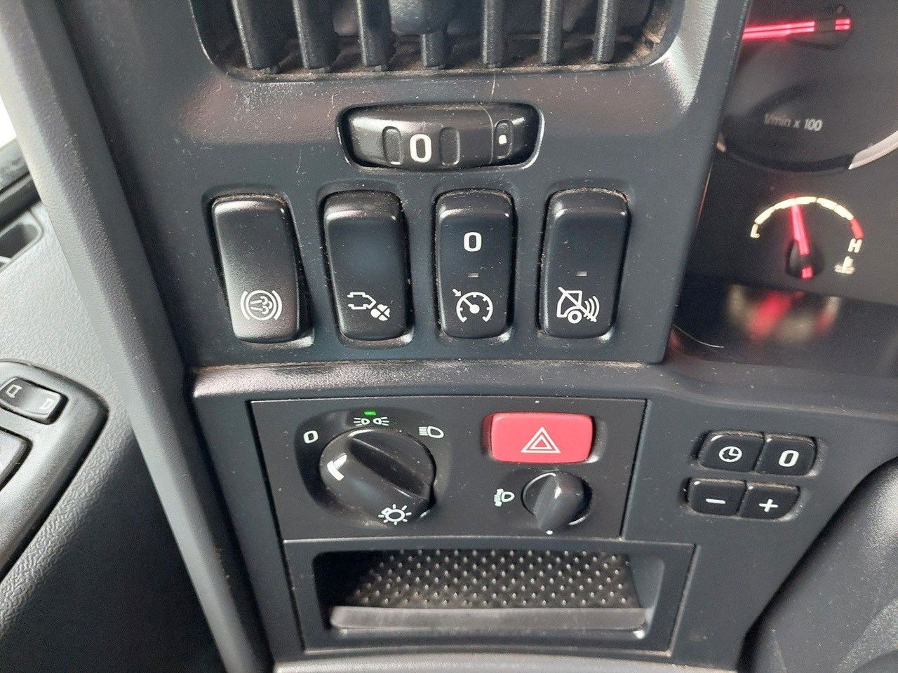 Ťahač Scania R 440 LA6X2/4MNA