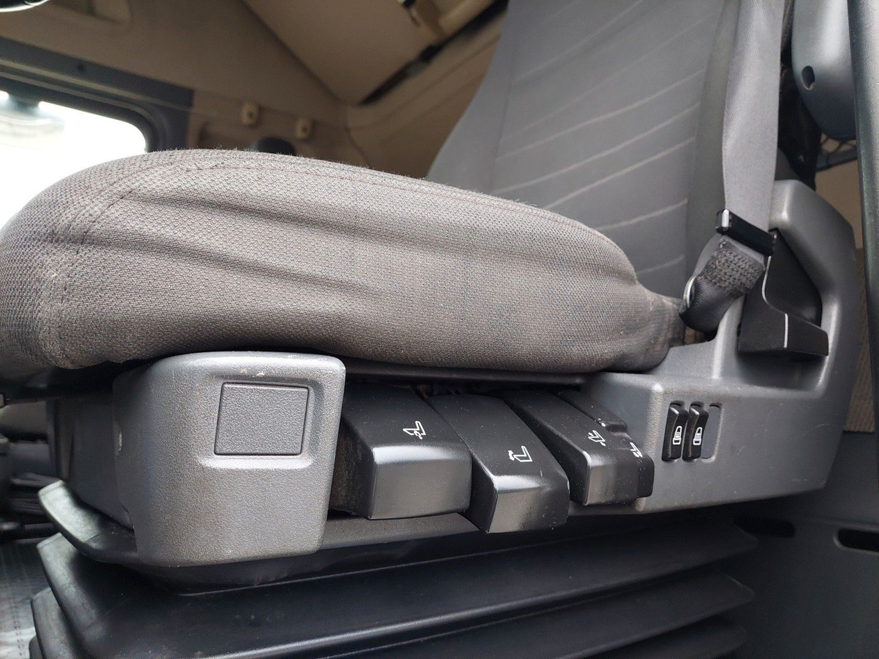 Ťahač Scania R 440 LA6X2/4MNA