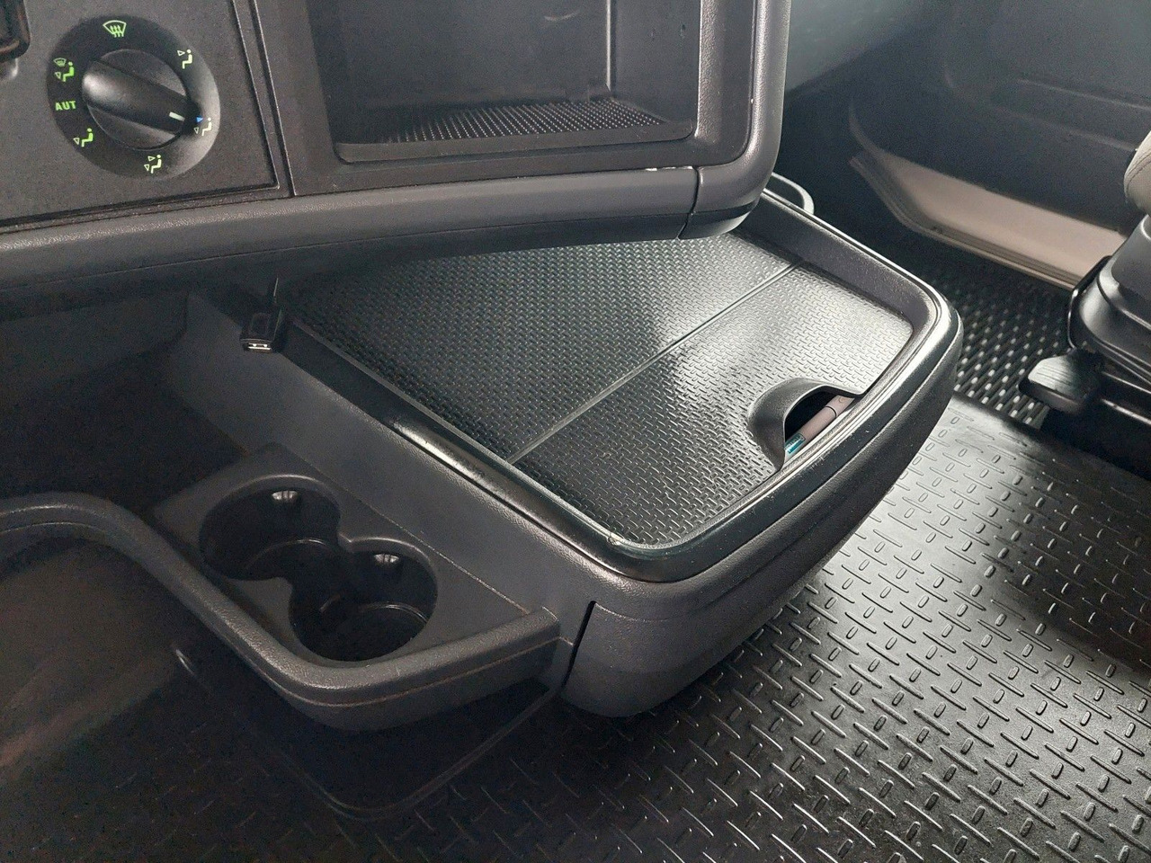 Ťahač Scania R 440 LA6X2/4MNA