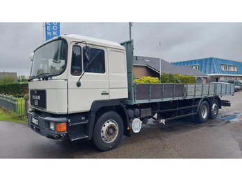 Valníkový/ Plošinový nákladný automobil MAN 26.372