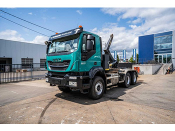 Hákový nosič kontajnerov IVECO Trakker
