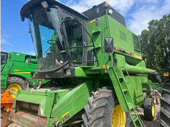 Obilný kombajn JOHN DEERE