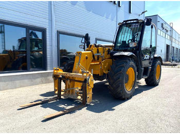 Teleskopický nakladač JCB