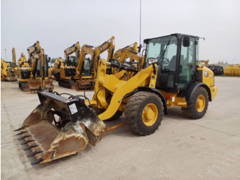 Kolesový nakladač CATERPILLAR 906M