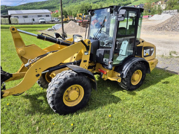 Kolesový nakladač CATERPILLAR 906H
