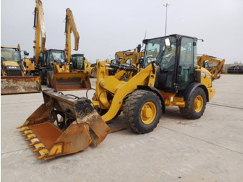 Kolesový nakladač CATERPILLAR 906M