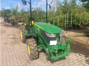 Traktor JOHN DEERE