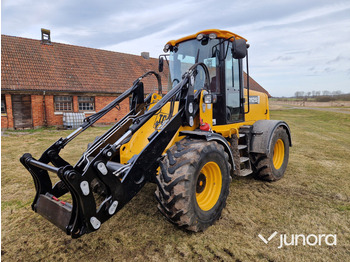 Kolesový nakladač JCB